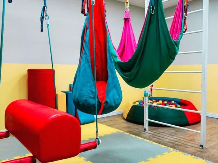 Sala sensorial com balanços na unidade Itapema